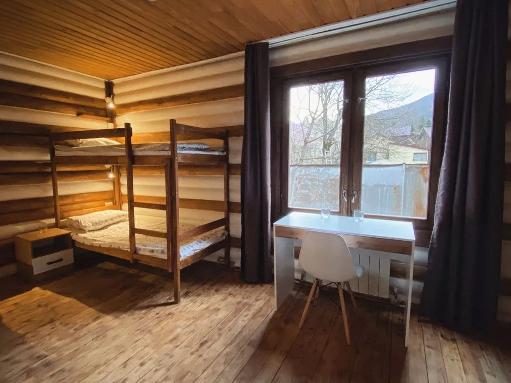 Женский хостельный 4хместный аутентичный номер с видом на горы, N5