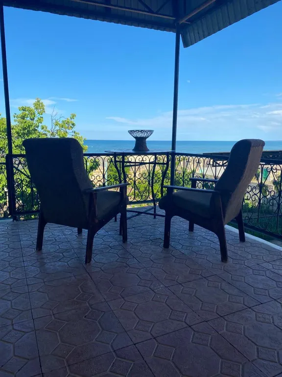 Дача с выходом на море на первом ряду с огромным двором со всеми удобствами