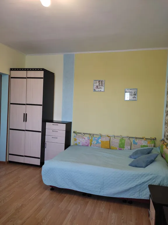 Студия однокомнатная в Свердловском, 36 м², Иркутск — спальня, фото 3
