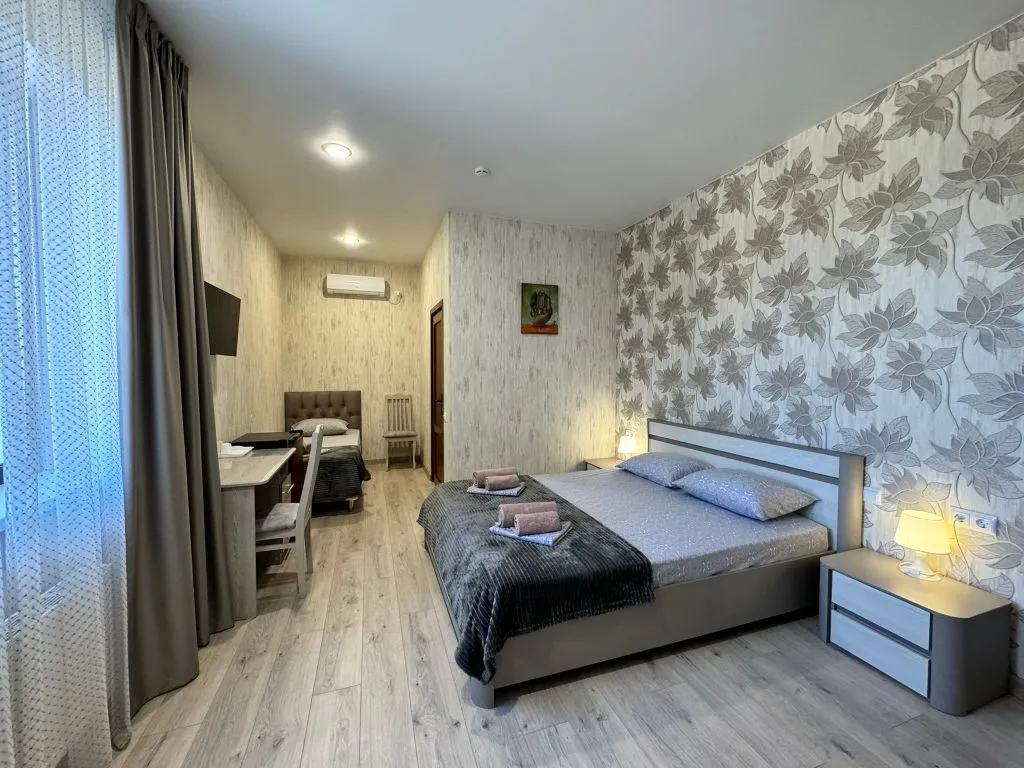 Трёхместный полулюкс с видом на уютный двор