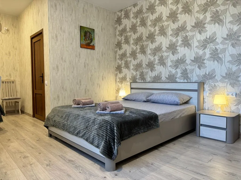 Трёхместный полулюкс с видом на уютный двор