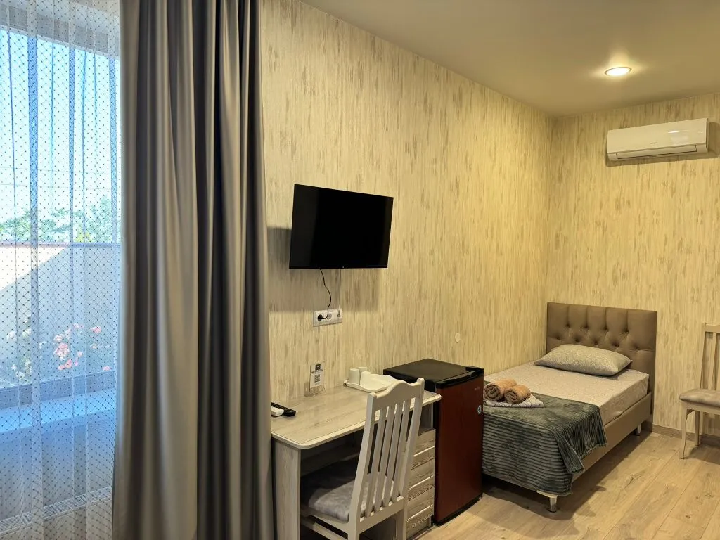 Трёхместный полулюкс с видом на уютный двор