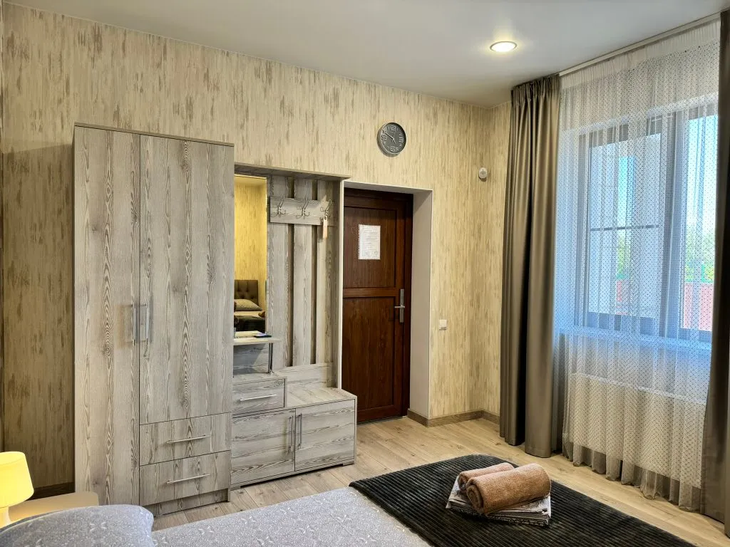 Трёхместный полулюкс с видом на уютный двор