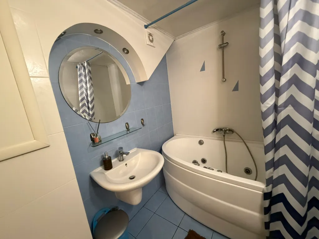 Квартира трёхкомнатная на улице Ленина, 70 м², Светлогорск — ванная комната