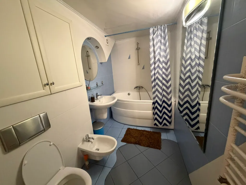 Квартира трёхкомнатная на улице Ленина, 70 м², Светлогорск — ванная комната, фото 2