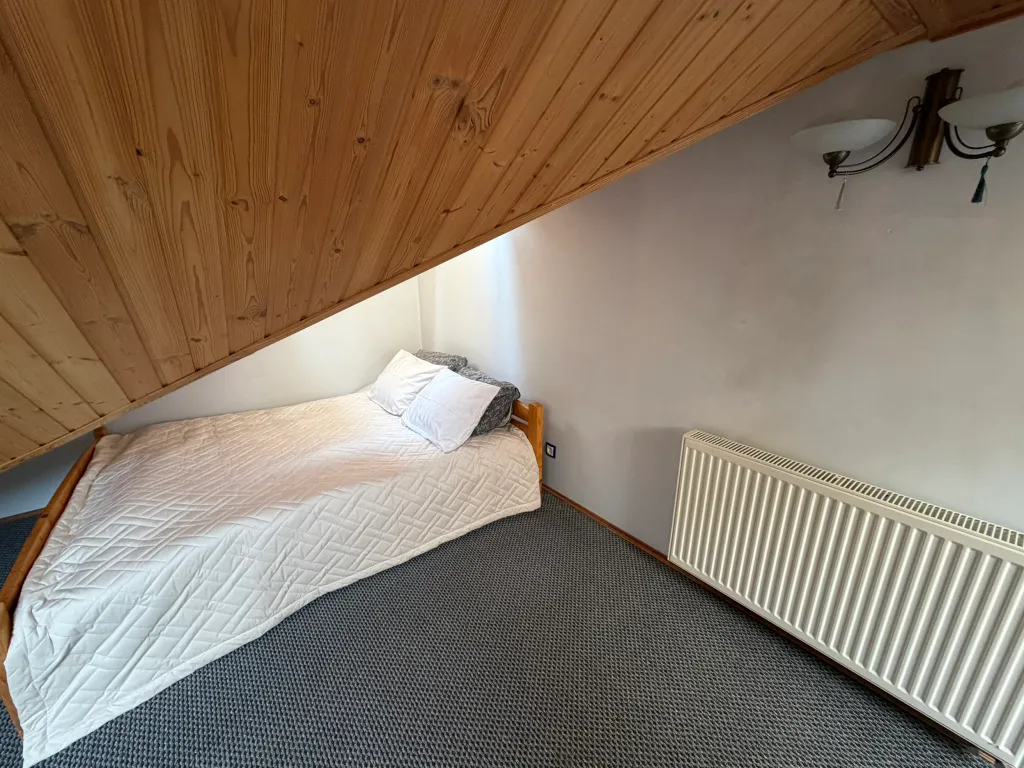 Квартира трёхкомнатная на улице Ленина, 70 м², Светлогорск — спальня, фото 12