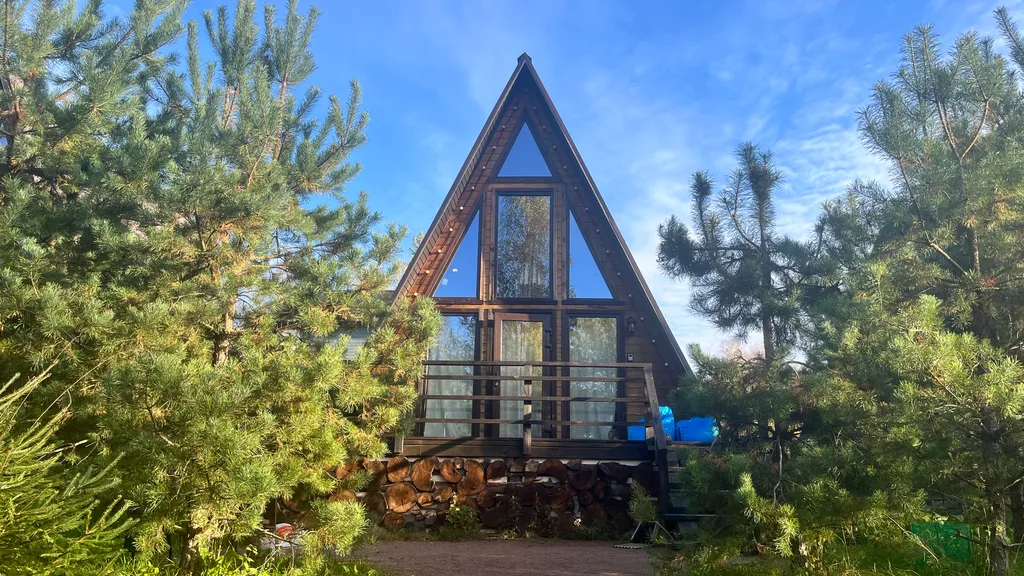 Уютный А-фрейм у леса и Красного озера