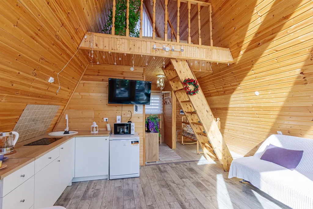 Уютный А-фрейм у леса и Красного озера