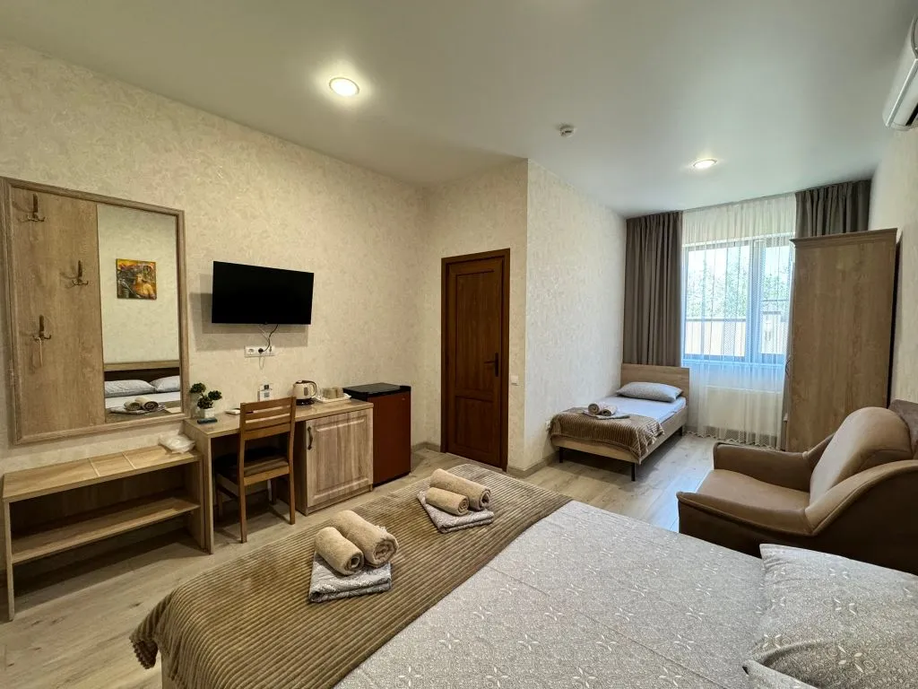 Четырёхместный полулюкс с видом на уютный двор