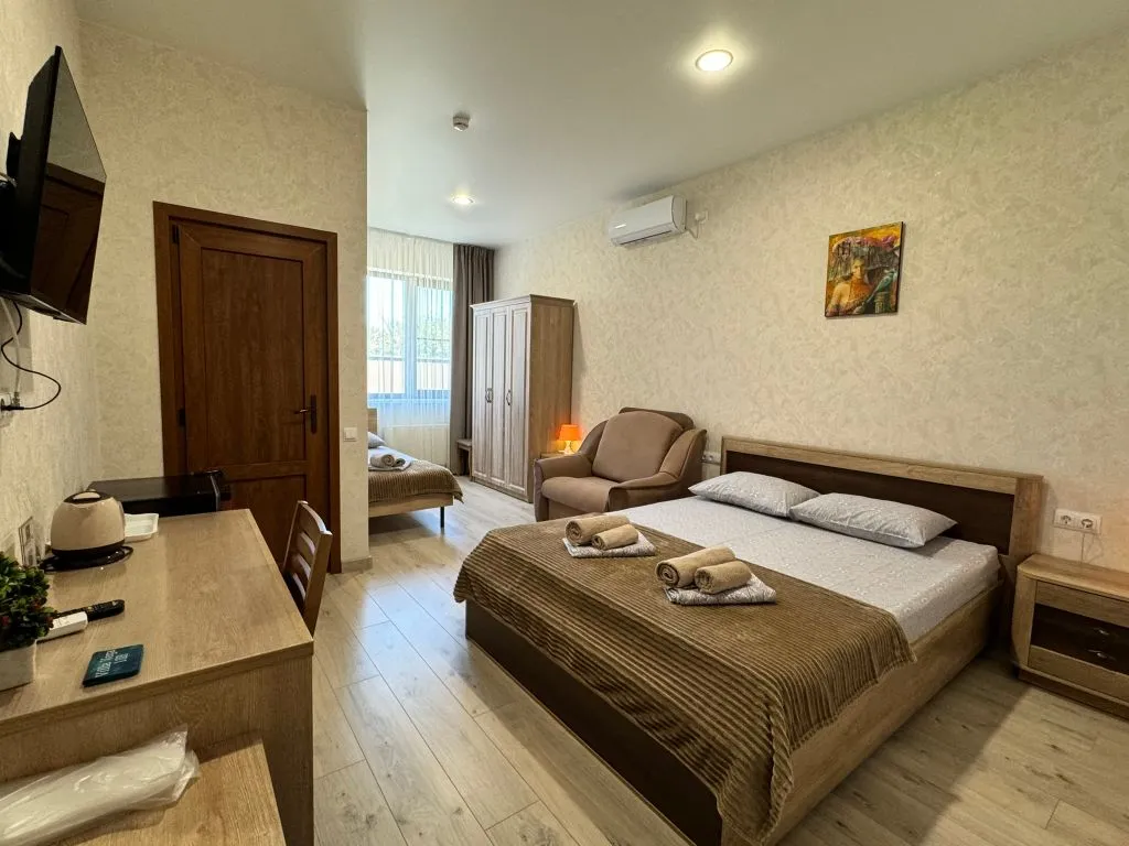 Четырёхместный полулюкс с видом на уютный двор