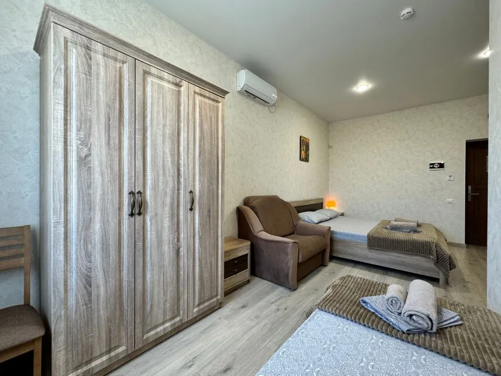 Четырёхместный полулюкс с видом на уютный двор