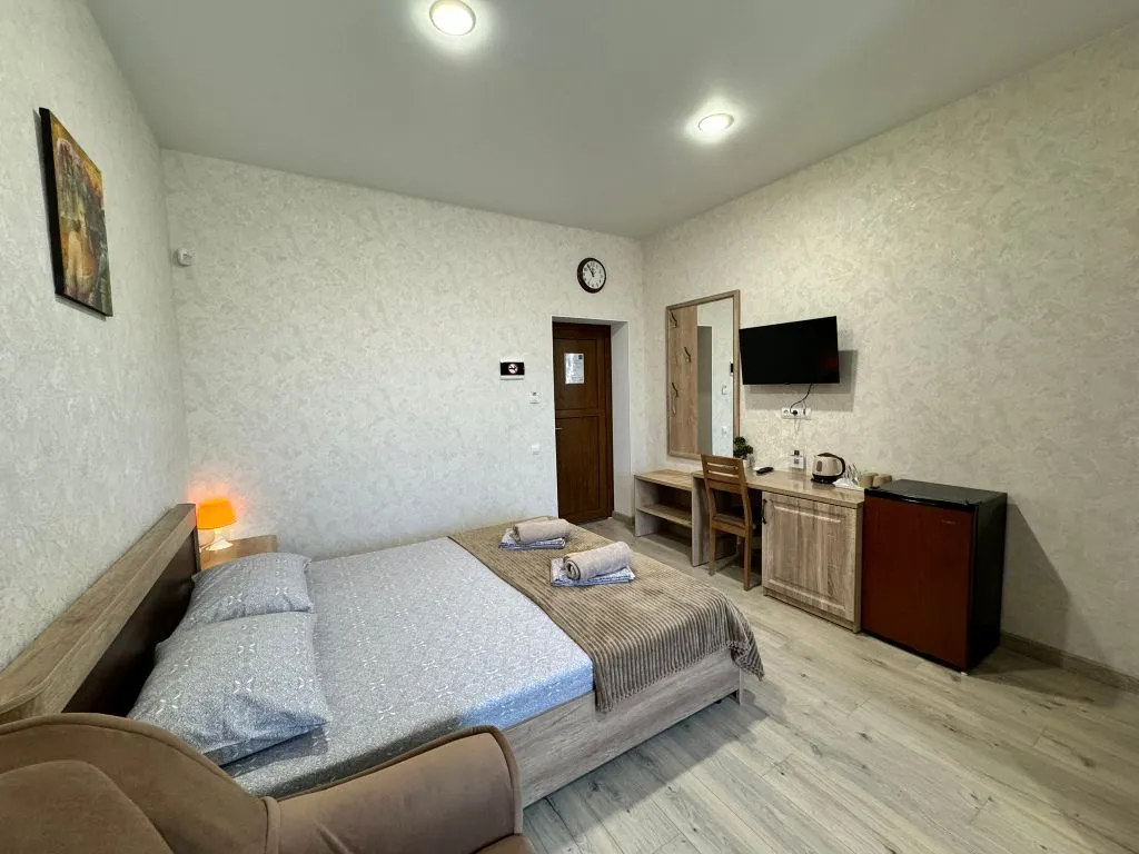 Четырёхместный полулюкс с видом на уютный двор