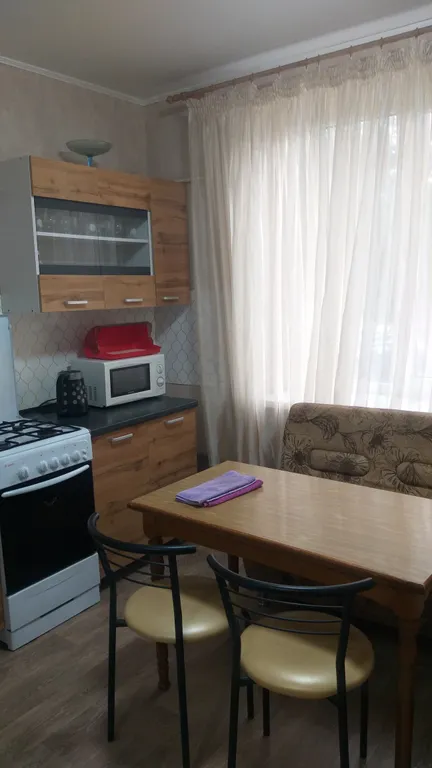 Квартира двухкомнатная на улице Московской, 60 м², Джанкой — кухня