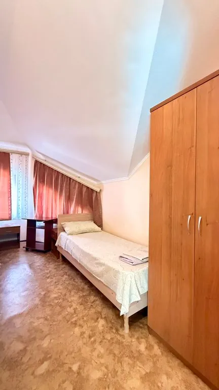 Трёхместный номер эконом с тремя раздельными кроватями — Версаль — фото 2