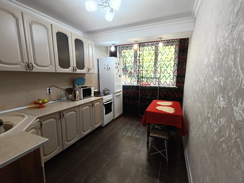 Квартира двухкомнатная на проспекте Петра I, 52 м², Махачкала — кухня