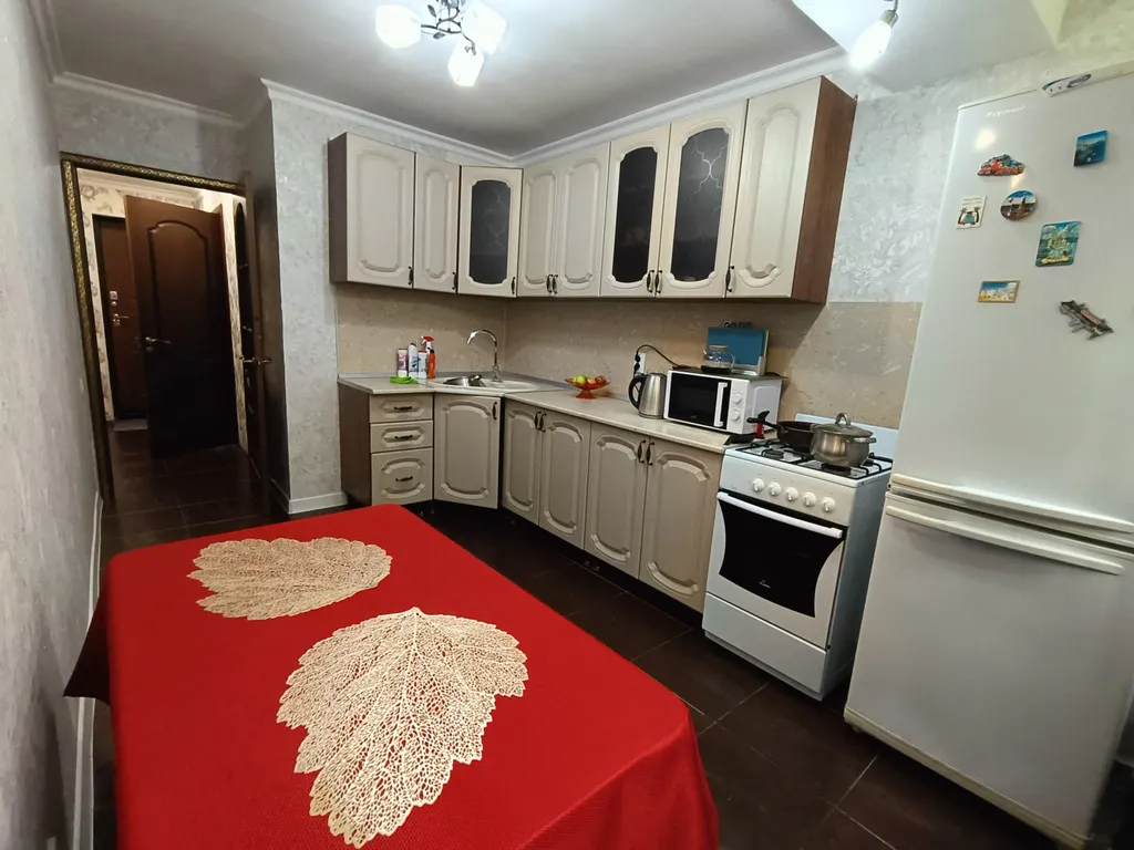 Квартира двухкомнатная на проспекте Петра I, 52 м², Махачкала — кухня, фото 2