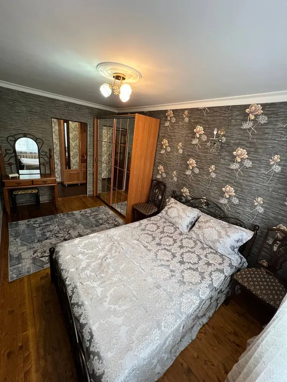 Квартира двухкомнатная на проспекте Петра I, 52 м², Махачкала — спальня, фото 5