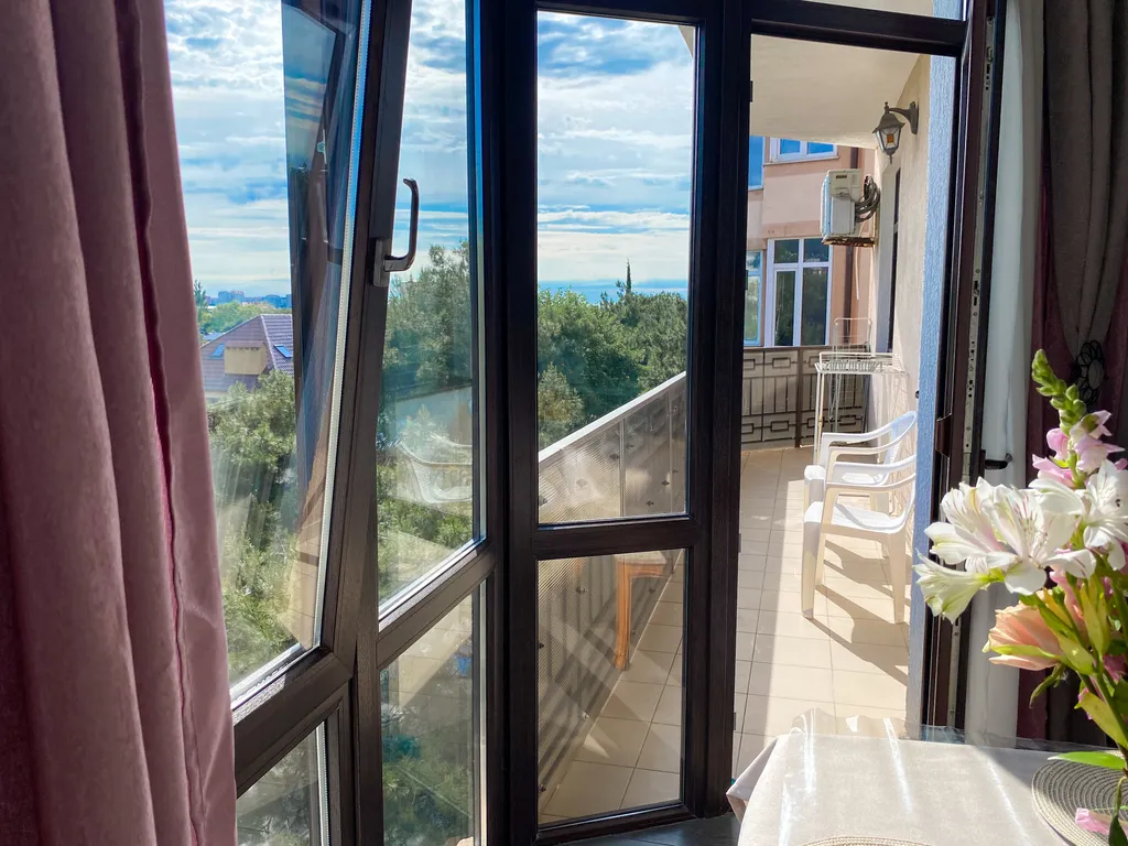 Квартира трёхкомнатная на улице Островского, 85 м², Геленджик — фото 5