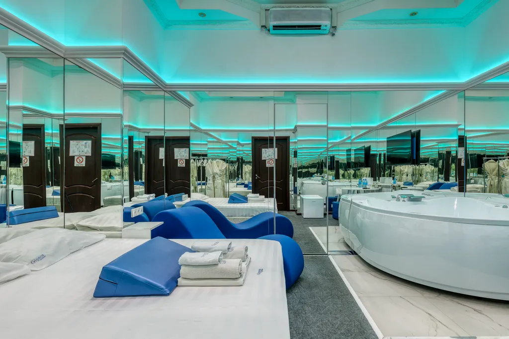 Двухместный номер с 1 кроватью с джакузи и креслом тантра в спальной зоне