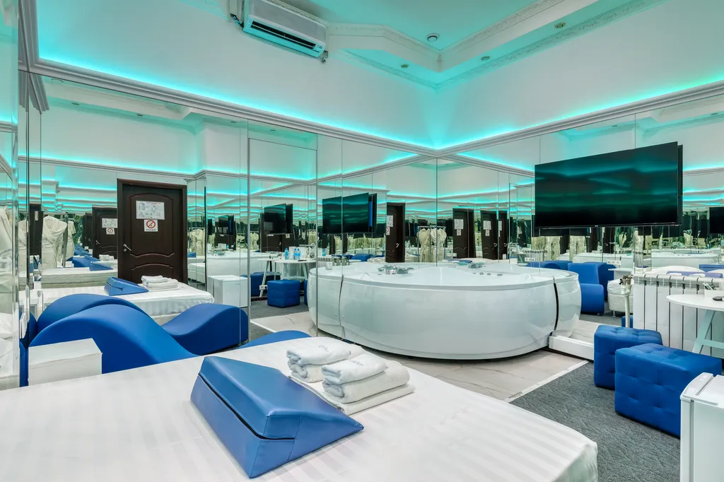 Двухместный номер с 1 кроватью с джакузи и креслом тантра в спальной зоне