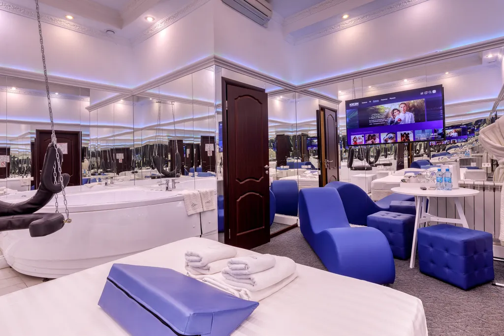 Двухместный номер с 1 кроватью с джакузи и креслом тантра в спальной зоне