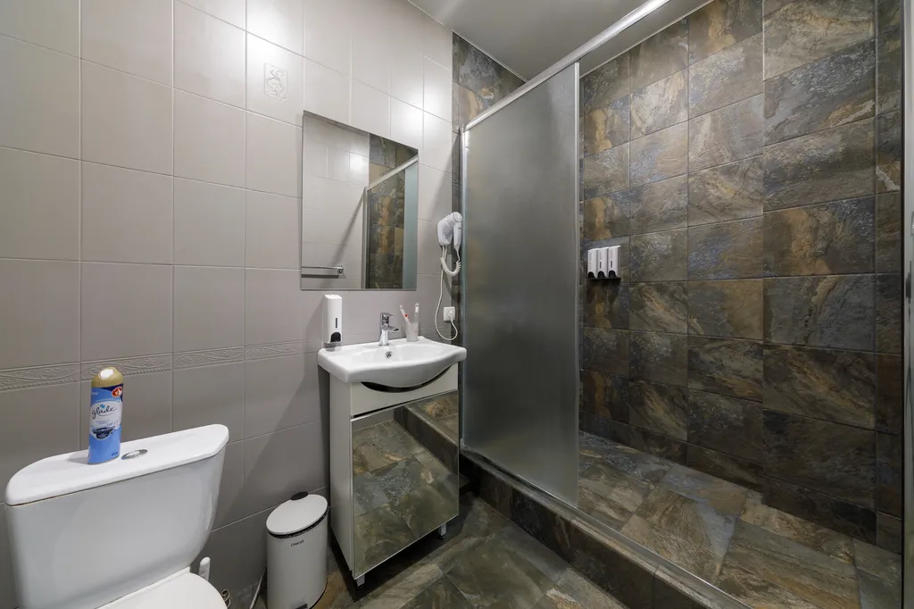 Двухместный номер с 1 кроватью с джакузи и креслом тантра в спальной зоне