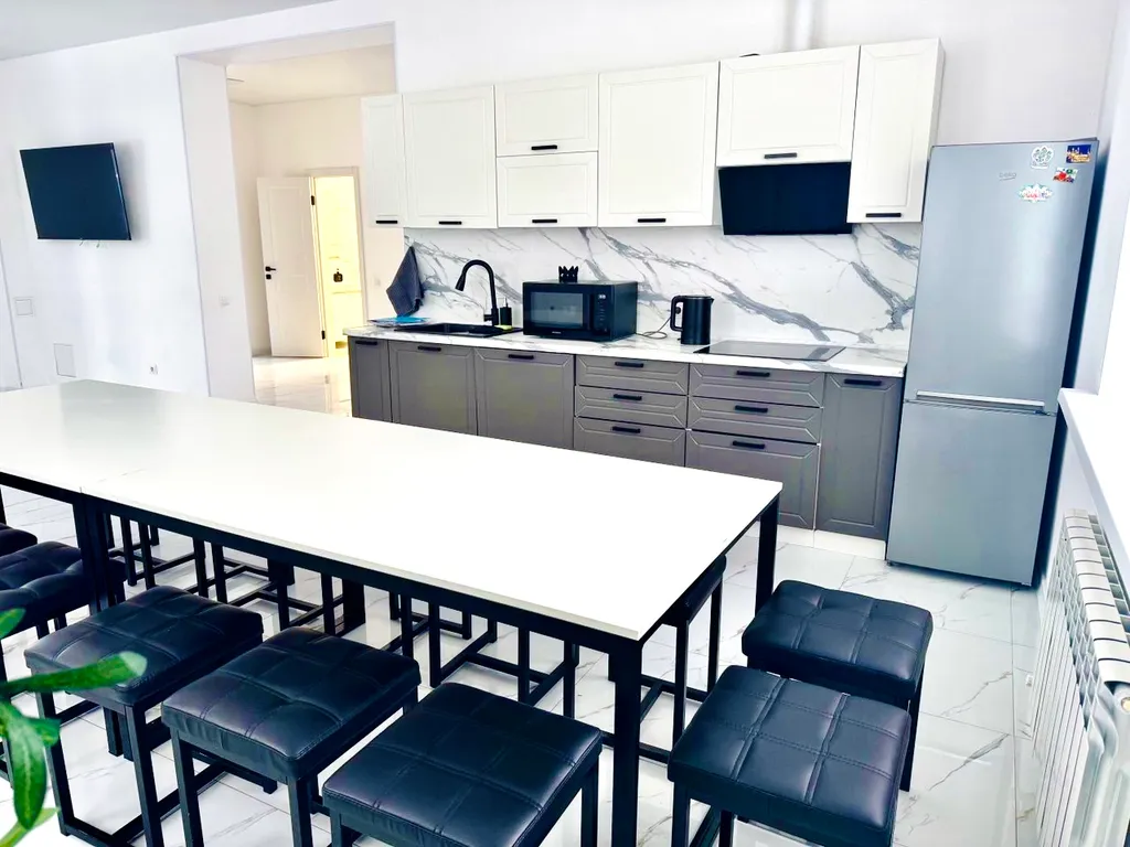 Коттедж 15-местный в Приволжском, 236 м², Казань — кухня, фото 3