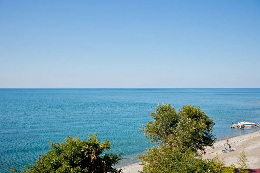 Отель Ламоре - пляжный отель у самой кромки моря с собственным пляжем — детали