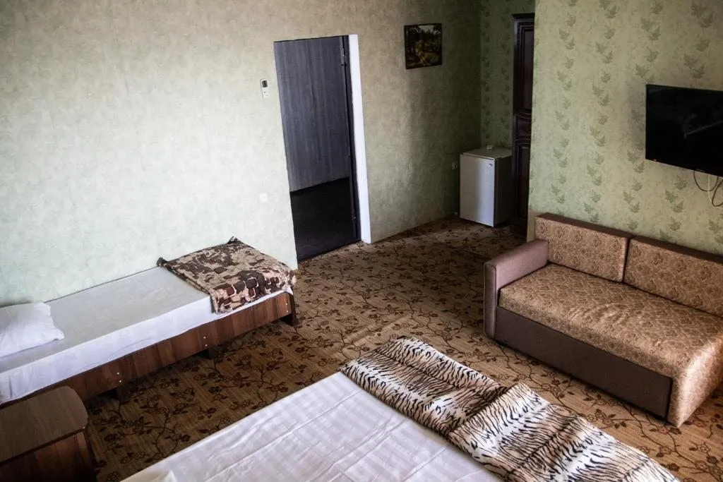 Трёхместный номер с балконом (вид на дорогу) — спальное место