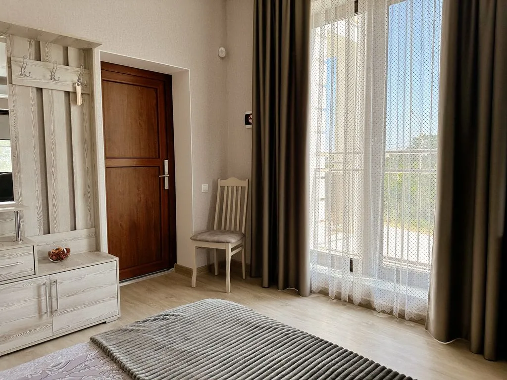 Трёхместный полулюкс с панорамным видом на море