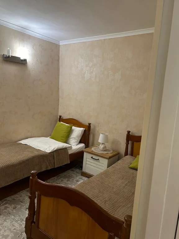 Квартира двухкомнатная на улице Берёзовской, 54 м², Кисловодск — спальня, фото 4