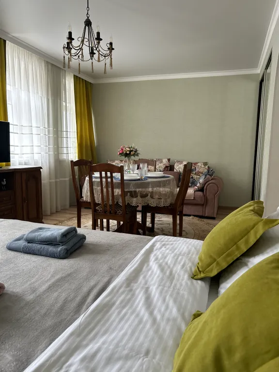 Квартира двухкомнатная на улице Берёзовской, 54 м², Кисловодск — спальня, фото 5