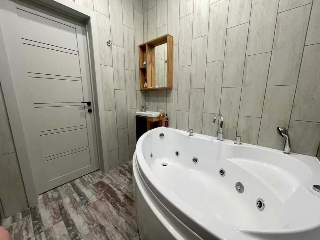 Современная студия в 130 квартале, центре города с джакузи