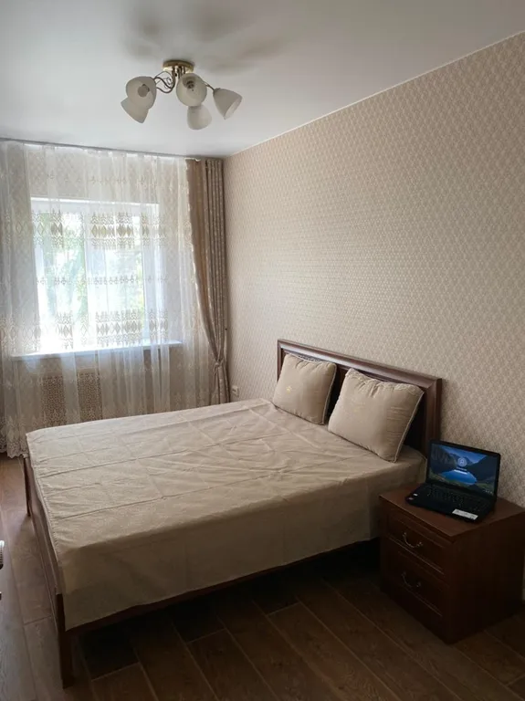 Квартира трёхкомнатная на площади 50 лет Октября, 60 м², Моздок — спальня