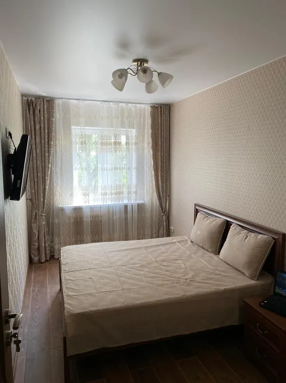 Квартира трёхкомнатная на площади 50 лет Октября, 60 м², Моздок — спальня, фото 2