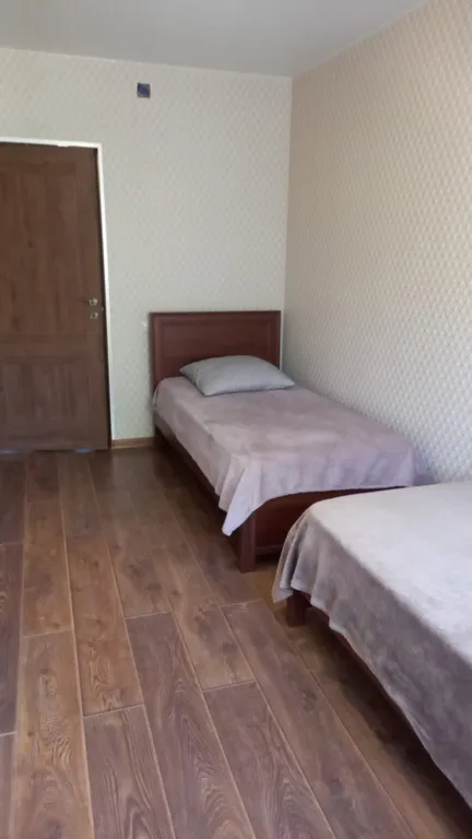 Квартира трёхкомнатная на площади 50 лет Октября, 60 м², Моздок — спальня, фото 3