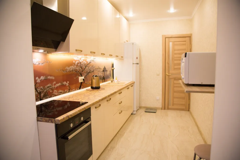 Квартира трёхкомнатная на улице Республики, 75 м², Тюмень — кухня