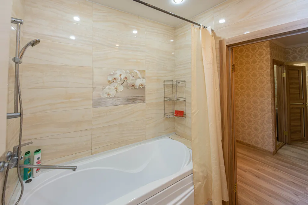 Квартира трёхкомнатная на улице Республики, 75 м², Тюмень — ванная комната