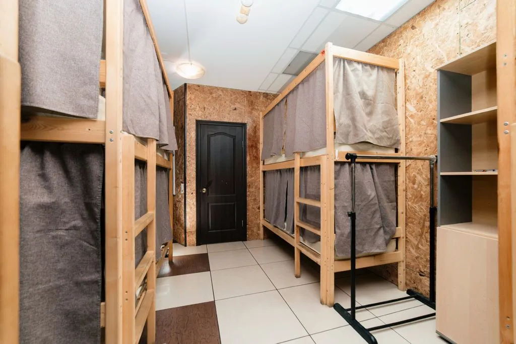 Многоместный женский номер кровать в 8-местном женском номере, общая ванная комната — детали