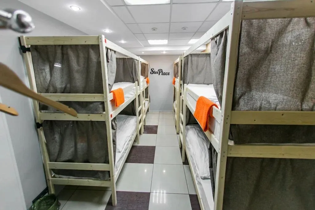 Многоместный мужской номер кровать в 8-местном мужском номере, общая ванная комната.