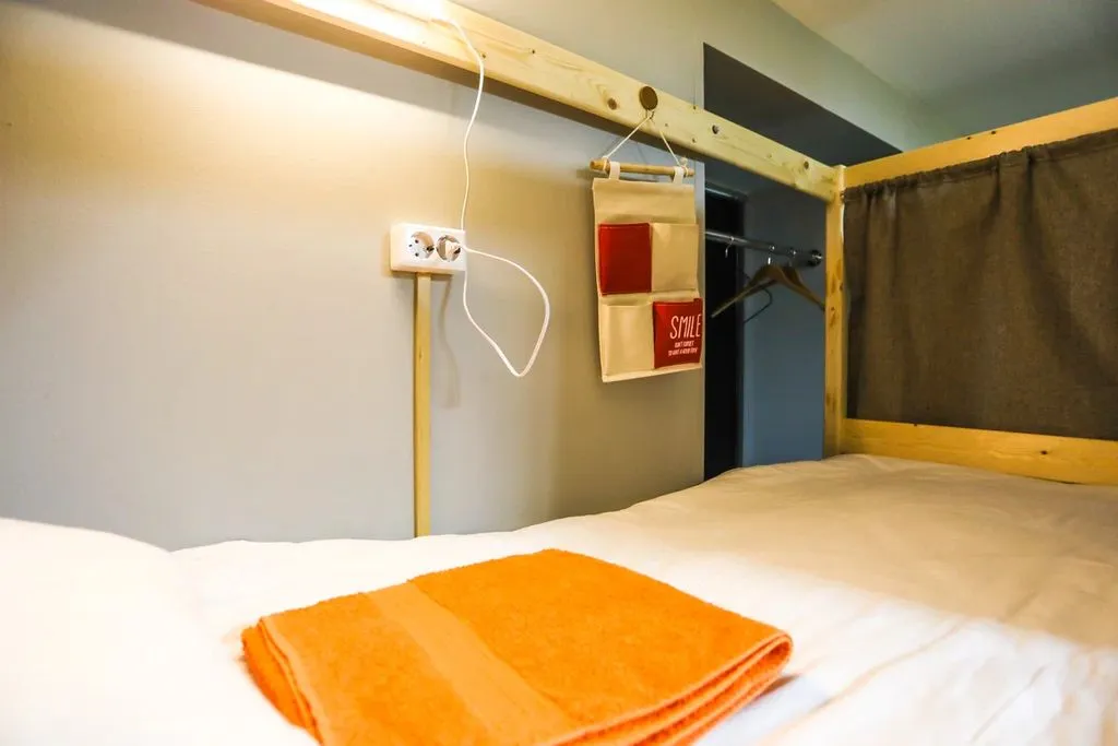 Многоместный мужской номер кровать в 8-местном мужском номере, общая ванная комната.