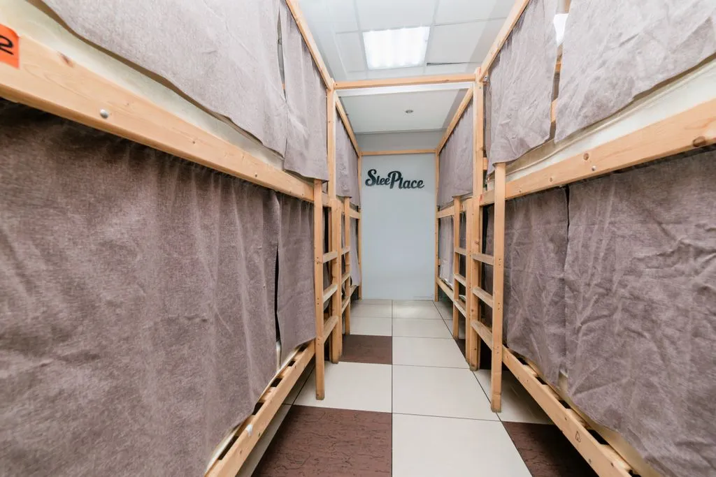 Многоместный мужской номер кровать в 8-местном мужском номере, общая ванная комната.