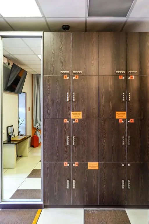 Многоместный мужской номер кровать в 8-местном мужском номере, общая ванная комната.