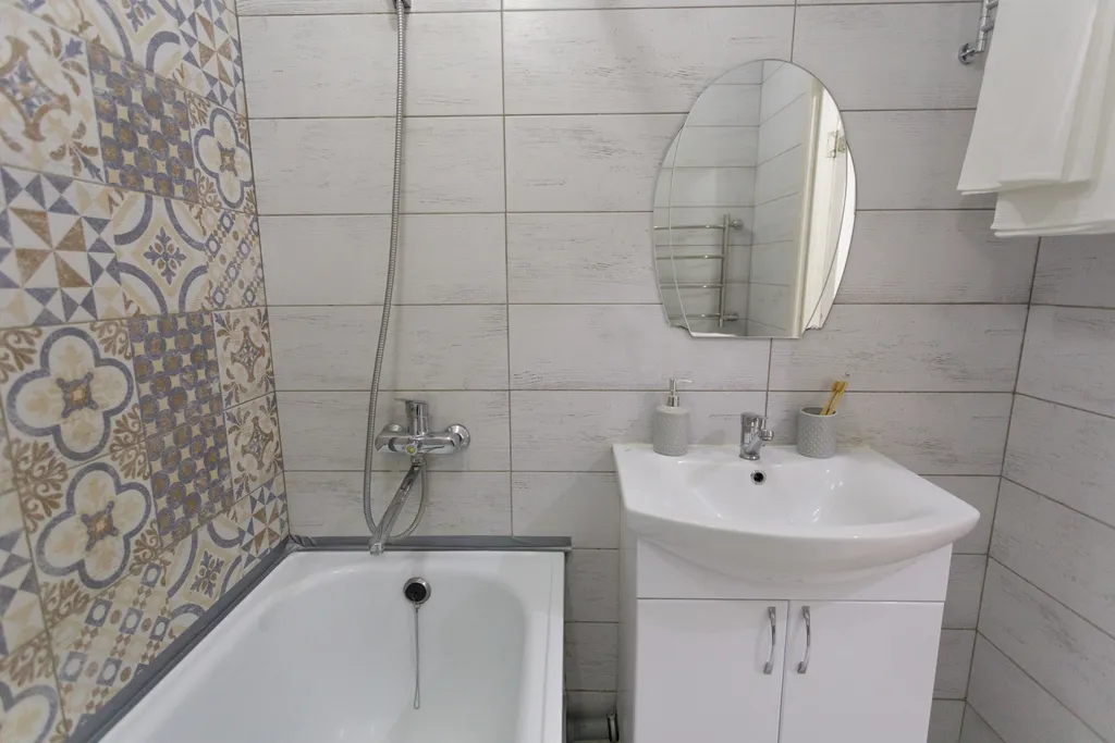 Квартира двухкомнатная на бульваре Олега Волкова, 52 м², Чебоксары — ванная комната, фото 4