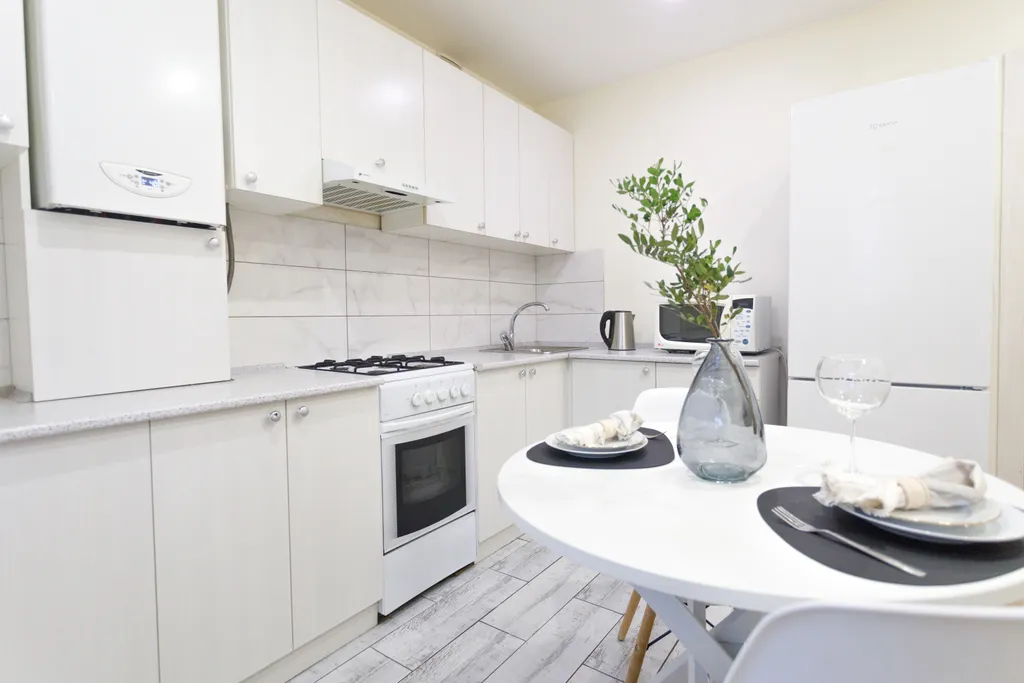 Квартира двухкомнатная на бульваре Олега Волкова, 52 м², Чебоксары — кухня