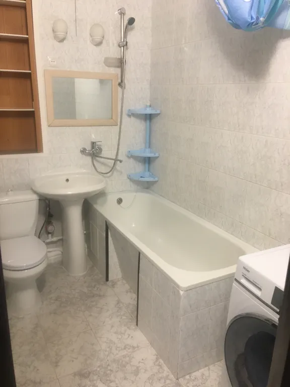 Квартира трёхкомнатная на улице Ворошилова, 62 м², Каменск-Шахтинский — ванная комната