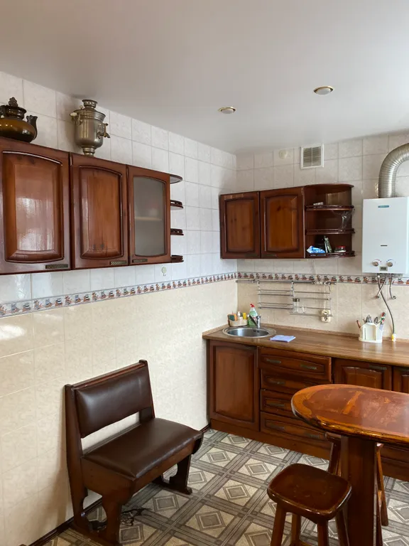 Квартира трёхкомнатная на улице Ворошилова, 62 м², Каменск-Шахтинский — кухня