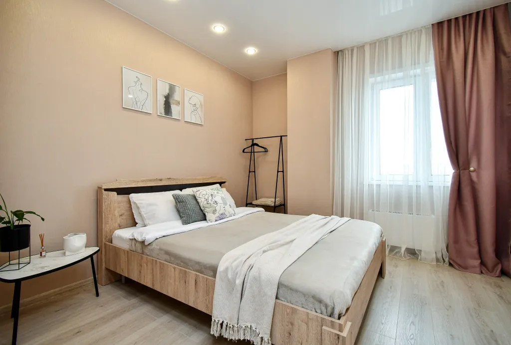 Квартира двухкомнатная на набережной Ярыгинской, 68 м², Красноярск — спальня, фото 10