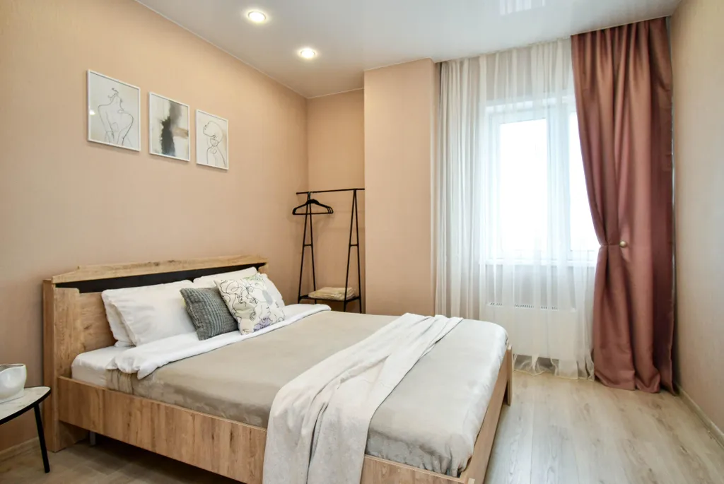 Квартира двухкомнатная на набережной Ярыгинской, 68 м², Красноярск — спальня, фото 11
