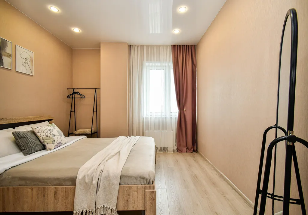 Квартира двухкомнатная на набережной Ярыгинской, 68 м², Красноярск — спальня, фото 13